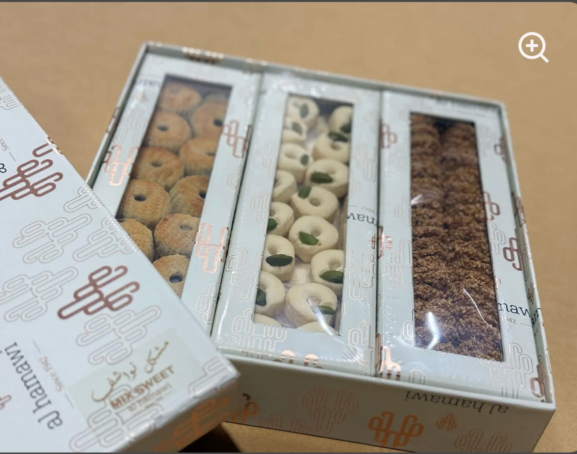 Gift box containing Nawashef , thyme, extra virgin olive oil, and crackers.